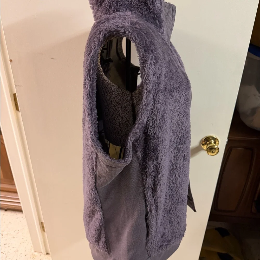 The North Face Women’s XL Fuzzy Fleece Vest Gray Cozy Zip Up - Picture 5 of 6